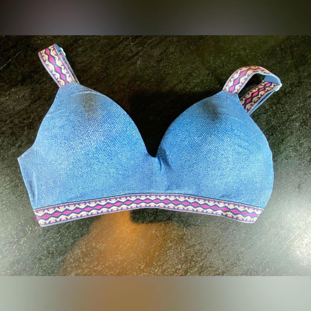 VS  tshirt wireless lightly lined bra msrp $50